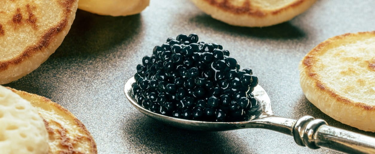 El Secreto del Caviar en la Aviación Ejecutiva: Protocolo y Lujo a 40.000 Pies