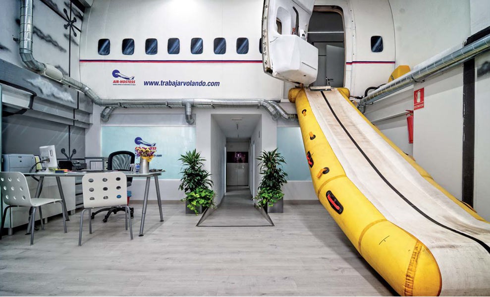 Nuestra Escuela: Donde Tu Carrera como Azafata de Vuelo Despega