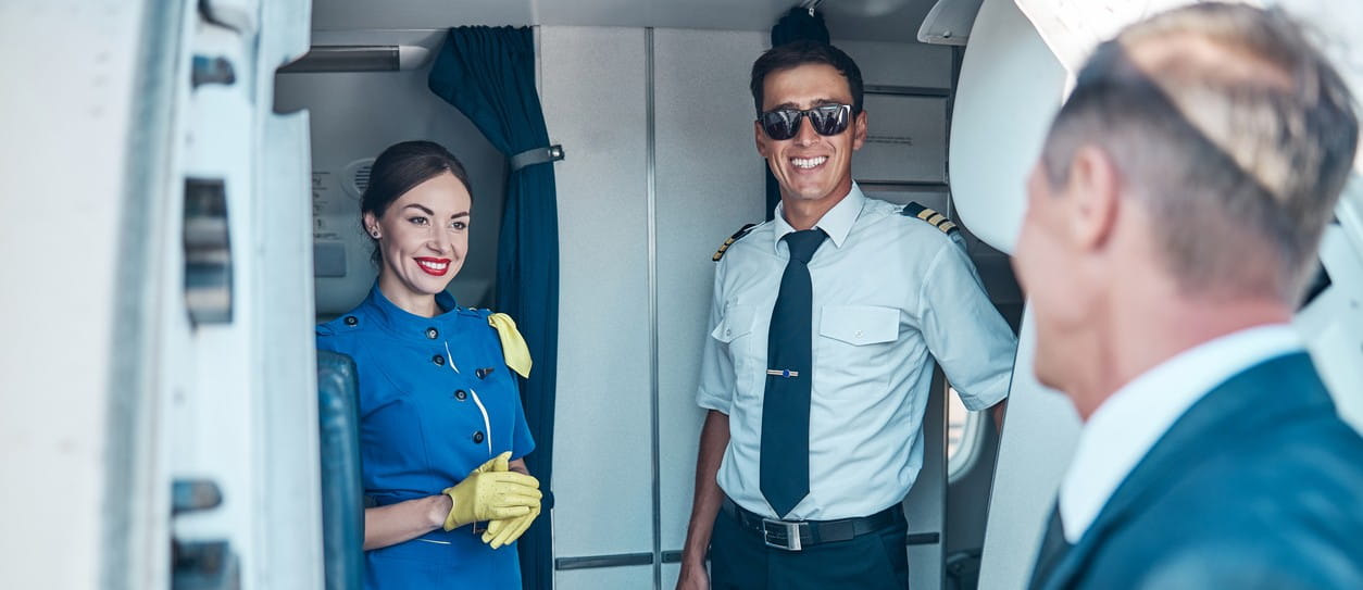 Procedimientos de Emergencia: El Corazón del Curso de Auxiliar de Vuelo TCP